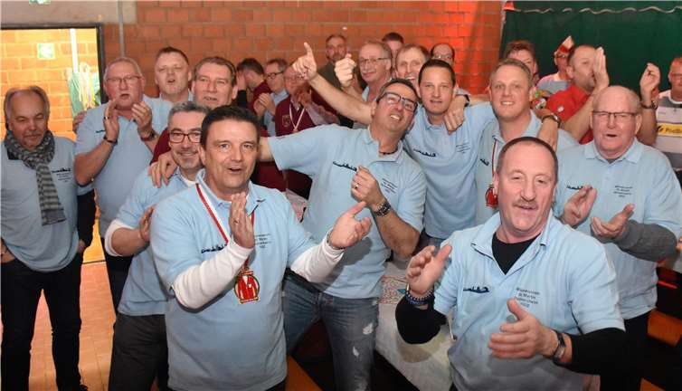 Zwei Mal ausverkauftes Haus in der „Wellblecharena“ 