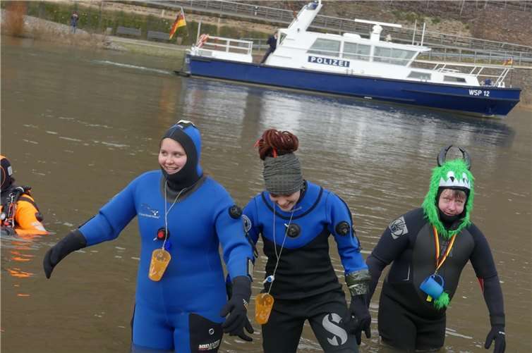 Mutige Aktive stürzten sich in trübe Moselfluten 