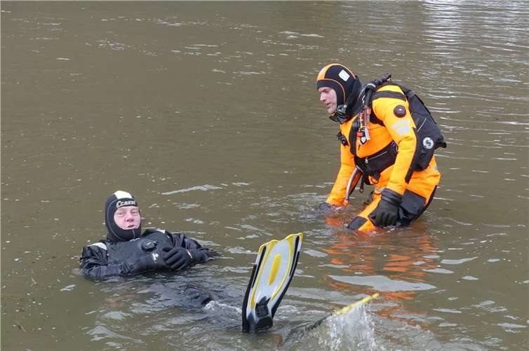 Mutige Aktive stürzten sich in trübe Moselfluten 