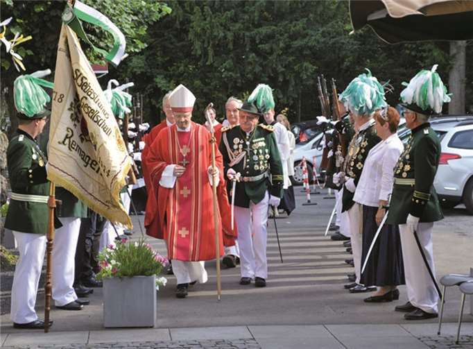 Prozession in den Klostergarten 