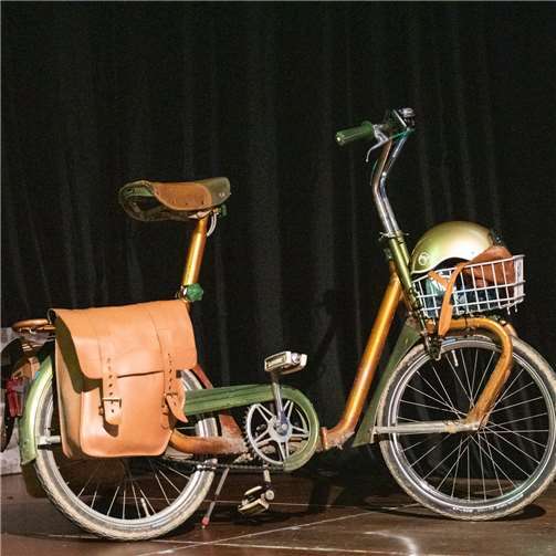 Eine Sportskanone packt aus 