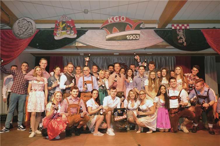 „Manege frei, der Vorhang fällt, de Hexenkessel würd zom Zirkuszelt!“ 