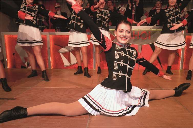 „Manege frei, der Vorhang fällt, de Hexenkessel würd zom Zirkuszelt!“ 