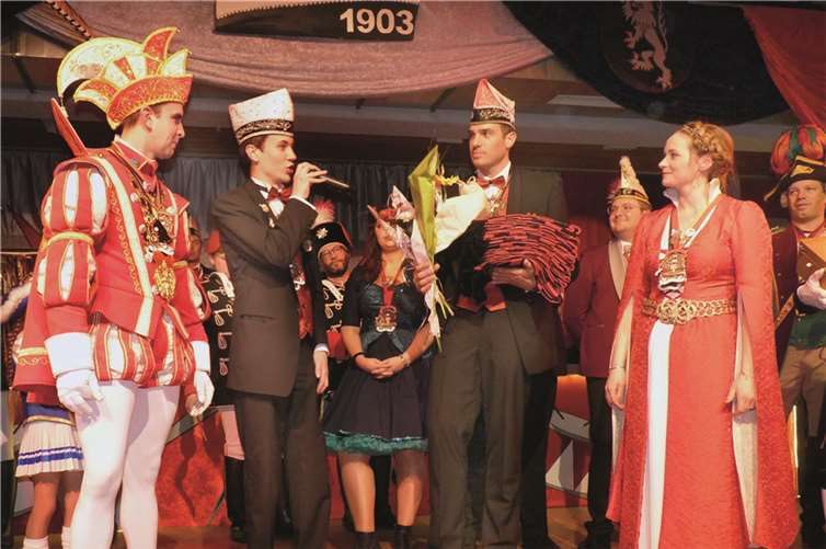 „Manege frei, der Vorhang fällt, de Hexenkessel würd zom Zirkuszelt!“ 