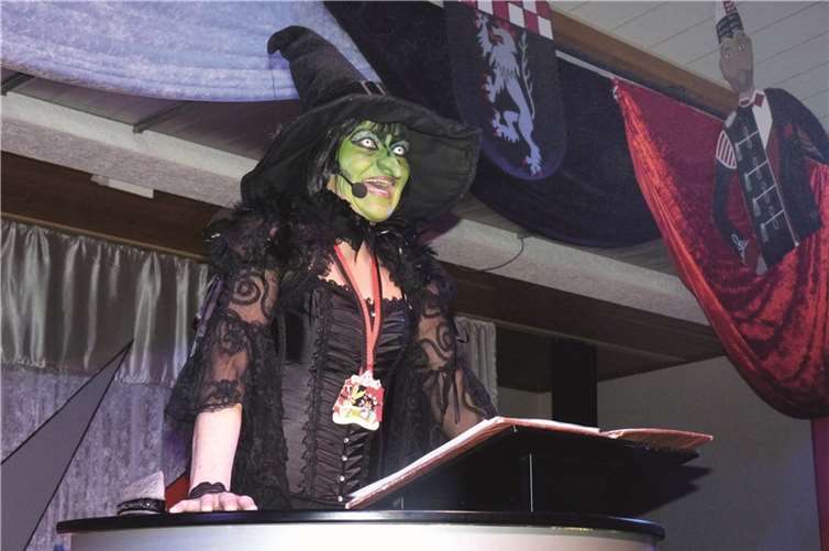 „Manege frei, der Vorhang fällt, de Hexenkessel würd zom Zirkuszelt!“ 