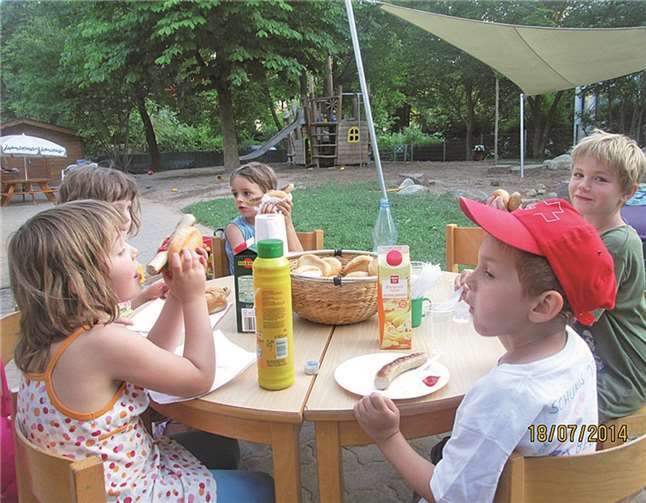 Super-Eulen schlafen im Haus für Kinder 