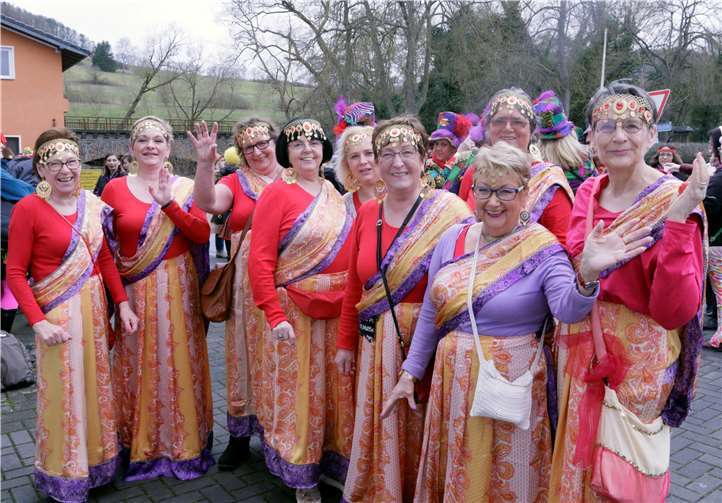 Eine bunte Möhnenschar zog durch den Ort an der Ahr 