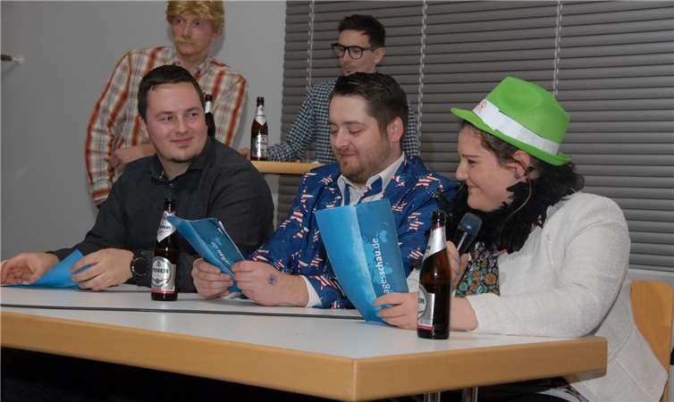 Batman im Schlafzimmer und ein Geistlicher im Pappkarton 