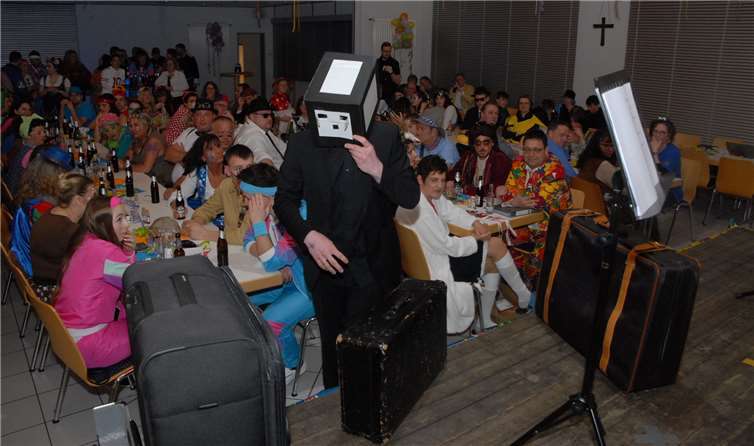 Batman im Schlafzimmer und ein Geistlicher im Pappkarton 