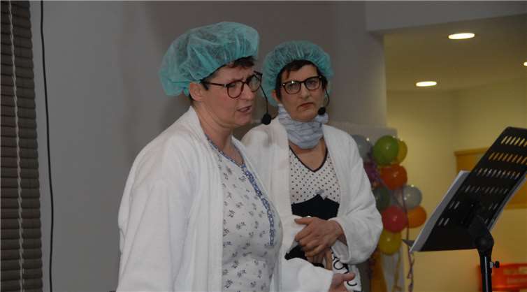 Batman im Schlafzimmer und ein Geistlicher im Pappkarton 