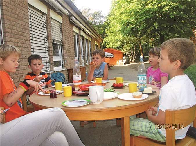 Super-Eulen schlafen im Haus für Kinder 