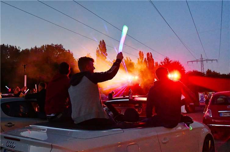 Tanz mit Distanz im eigenen Auto 