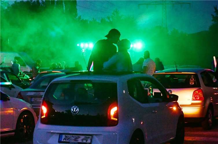 Tanz mit Distanz im eigenen Auto 