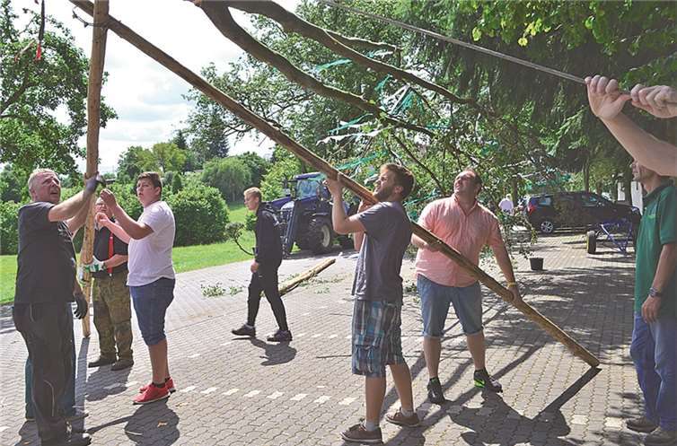 Maikönigspaar tanzte im Regen 
