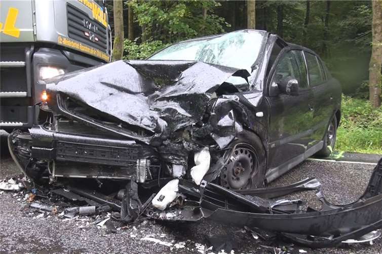 Unfallbeteiligte wurden schwer verletzt abtransportiert 