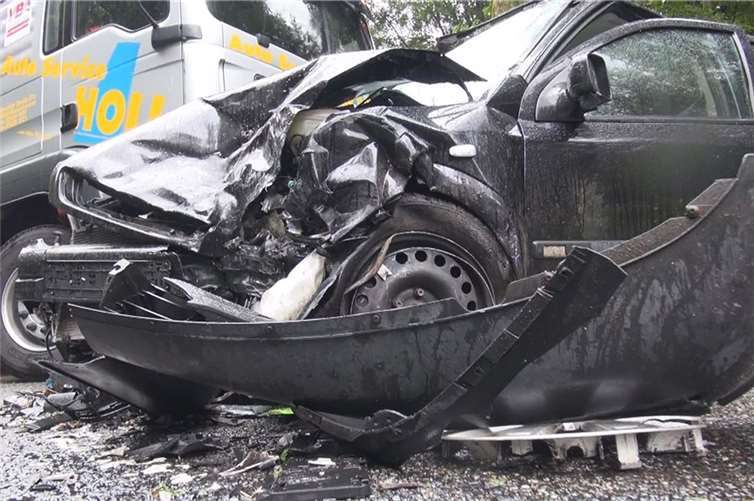 Unfallbeteiligte wurden schwer verletzt abtransportiert 