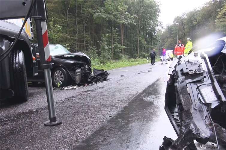 Unfallbeteiligte wurden schwer verletzt abtransportiert 