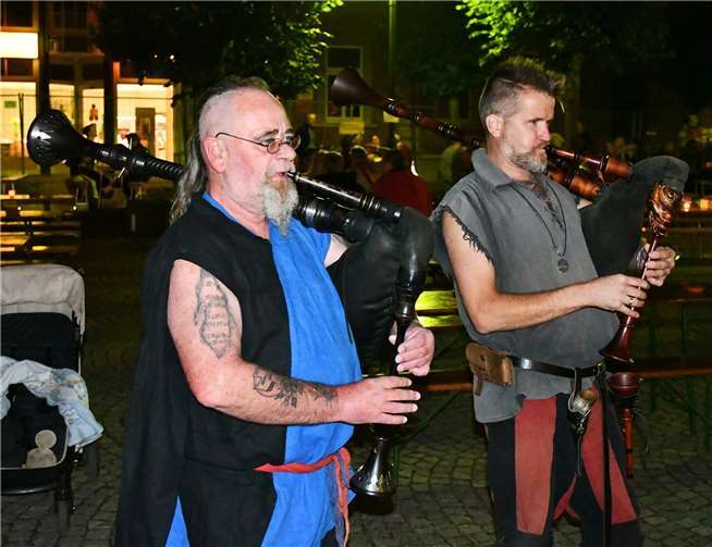 Mit Gauklern und Feuerschau gegen die Last der Pandemie 