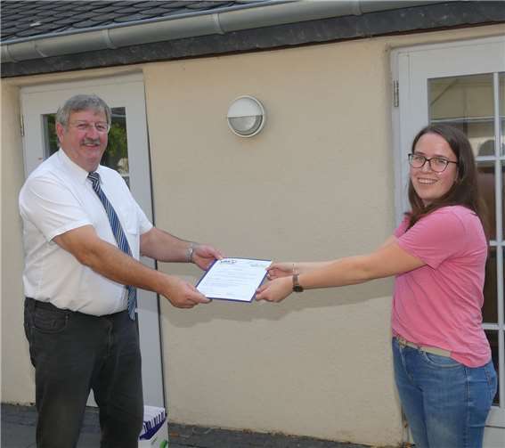 Zertifikatsübergabe nach erfolgreich bestandener Prüfung 