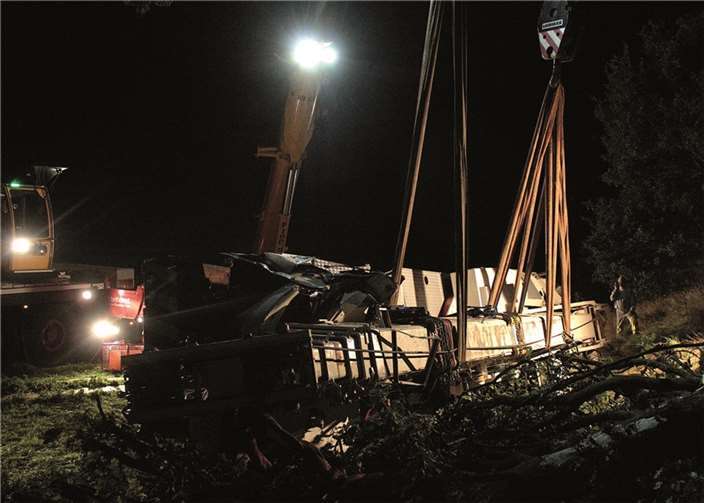 Kran stürzt in die Tiefe Kran stürzt in die Tiefe