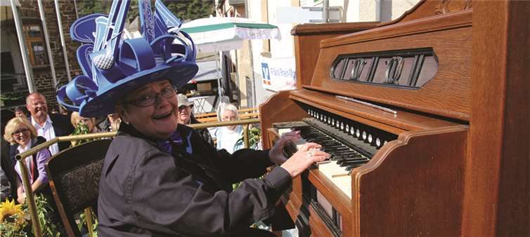 Historischer Festumzug mit neuer Weinkönigin 