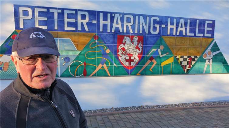 Eingangsbereich zur Peter-Häring-Halle weist „Kunst am und im Bau“ aus 