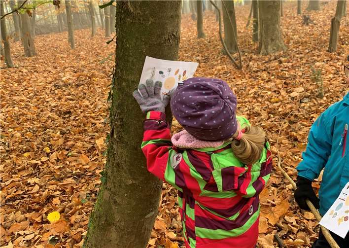 Gut eingepackt macht es im Herbst im Wald gleich doppelt so viel Spaß 