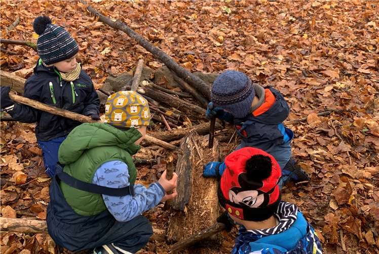 Gut eingepackt macht es im Herbst im Wald gleich doppelt so viel Spaß 