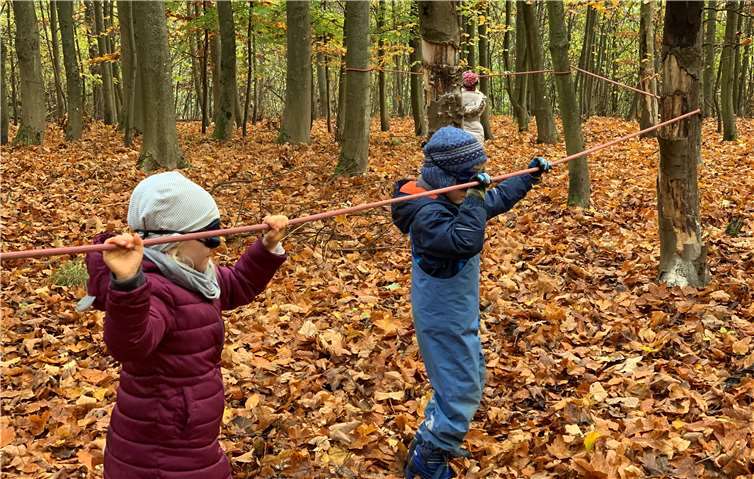 Gut eingepackt macht es im Herbst im Wald gleich doppelt so viel Spaß 