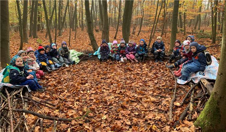 Gut eingepackt macht es im Herbst im Wald gleich doppelt so viel Spaß 