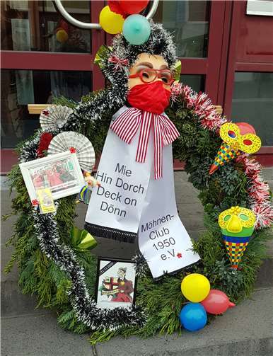 Repräsentantinnen des Möhnen-Clubs legte vor Ort einen Trauerkranz wieder 