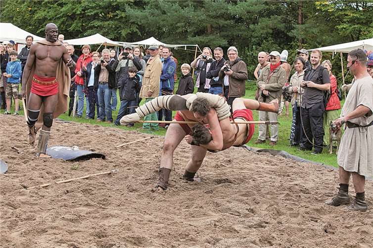 Heldenhafte Gladiatorenkämpfe zogen die Besucher in ihren Bann Heldenhafte Gladiatorenkämpfe zogen die Besucher in ihren Bann