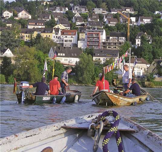 Mitglieder grillten auf dem Rhein 