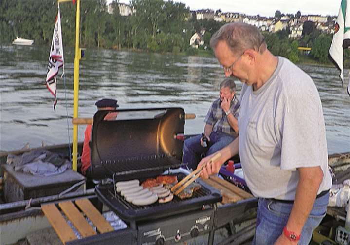Mitglieder grillten auf dem Rhein 