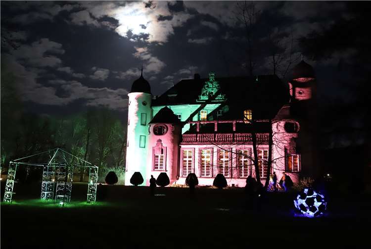 12 Station erstrahlten in wechselnden Farben 