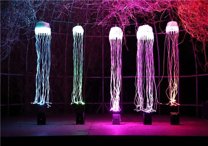 12 Station erstrahlten in wechselnden Farben 