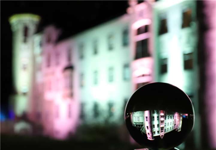 12 Station erstrahlten in wechselnden Farben 