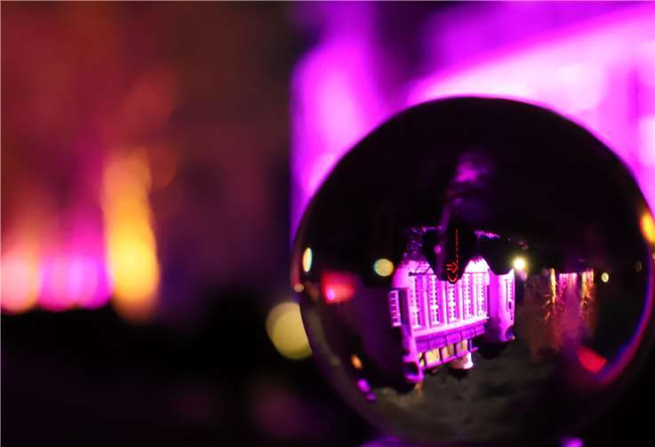 12 Station erstrahlten in wechselnden Farben 