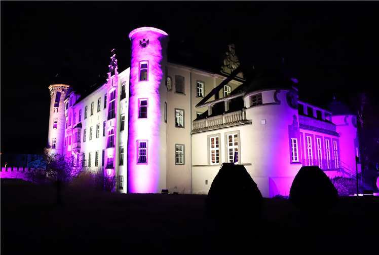 12 Station erstrahlten in wechselnden Farben 