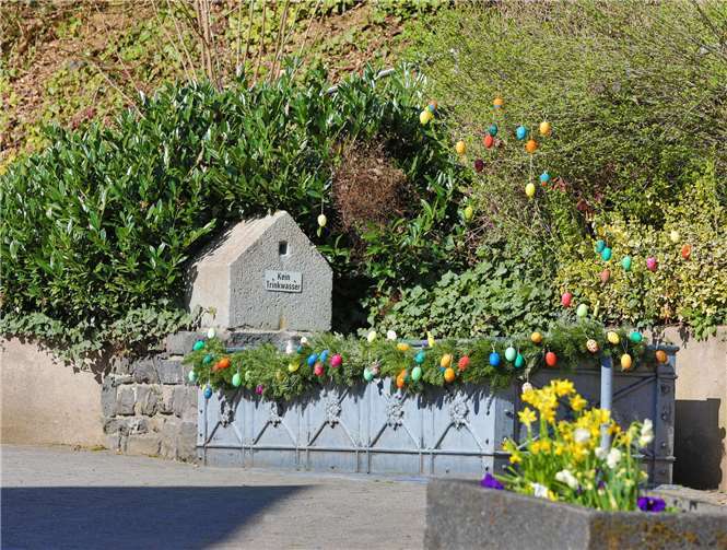 Traumhaft schöne Osterbrunnen schmücken die ganze Stadt 
