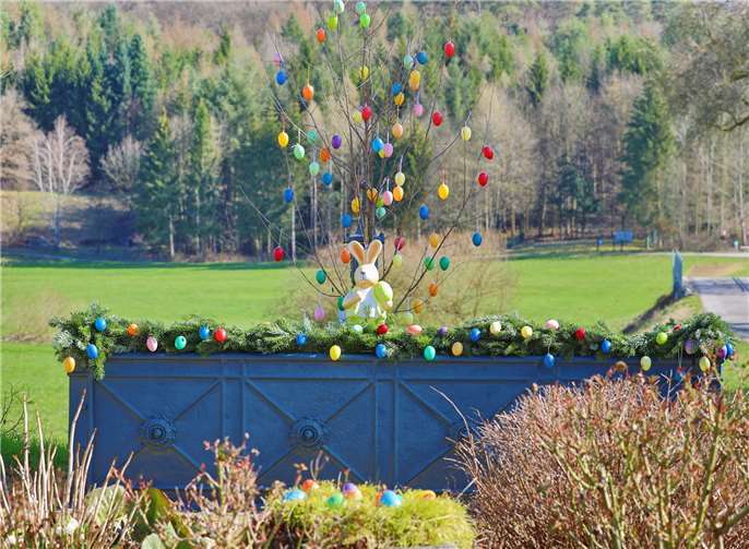 Traumhaft schöne Osterbrunnen schmücken die ganze Stadt 