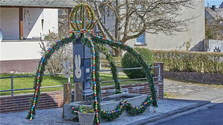 Traumhaft schöne Osterbrunnen schmücken die ganze Stadt 
