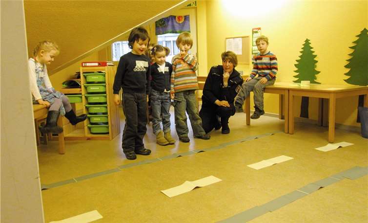 Aktion „Sicher im Verkehr“ mit den „Gelben Füßen“ und mit Hilfe der Polizei 