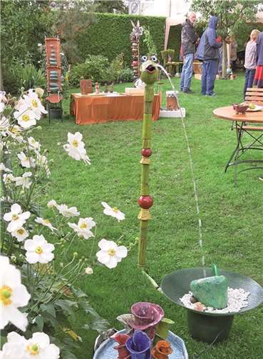 Wasser spuckende Vögel und Männer im Tütü 