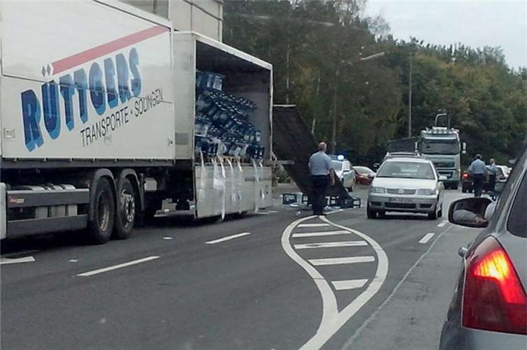 Nach Unfall: Wasserflaschen blockieren die Heerstraße in Bad Neuenahr