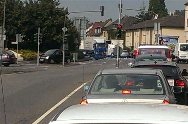Nach Unfall: Wasserflaschen blockieren die Heerstraße in Bad Neuenahr 
