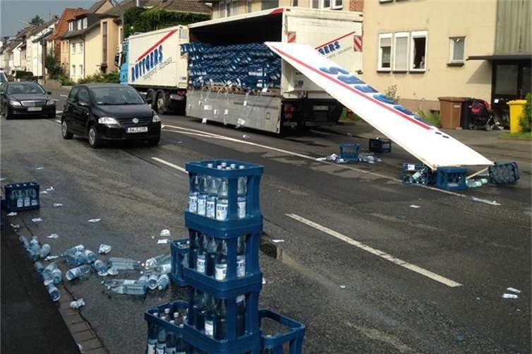 Eine Verletzte durch fliegende Wasserflaschen 