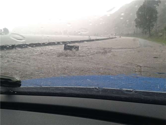 Regen überflutet Land und Straßen