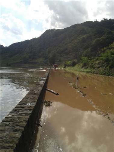 Regen überflutet Land und Straßen 