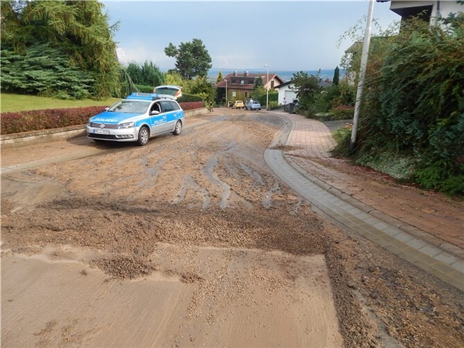Schlammlawine sucht sich ihren Weg durch halb Nickenich